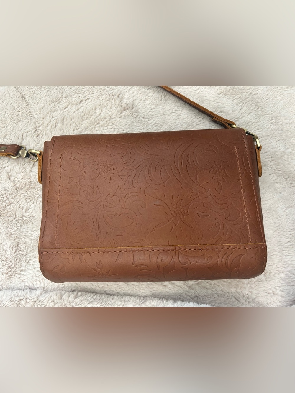 Portland Leather Metro Crossbody - Picture 6 of 11